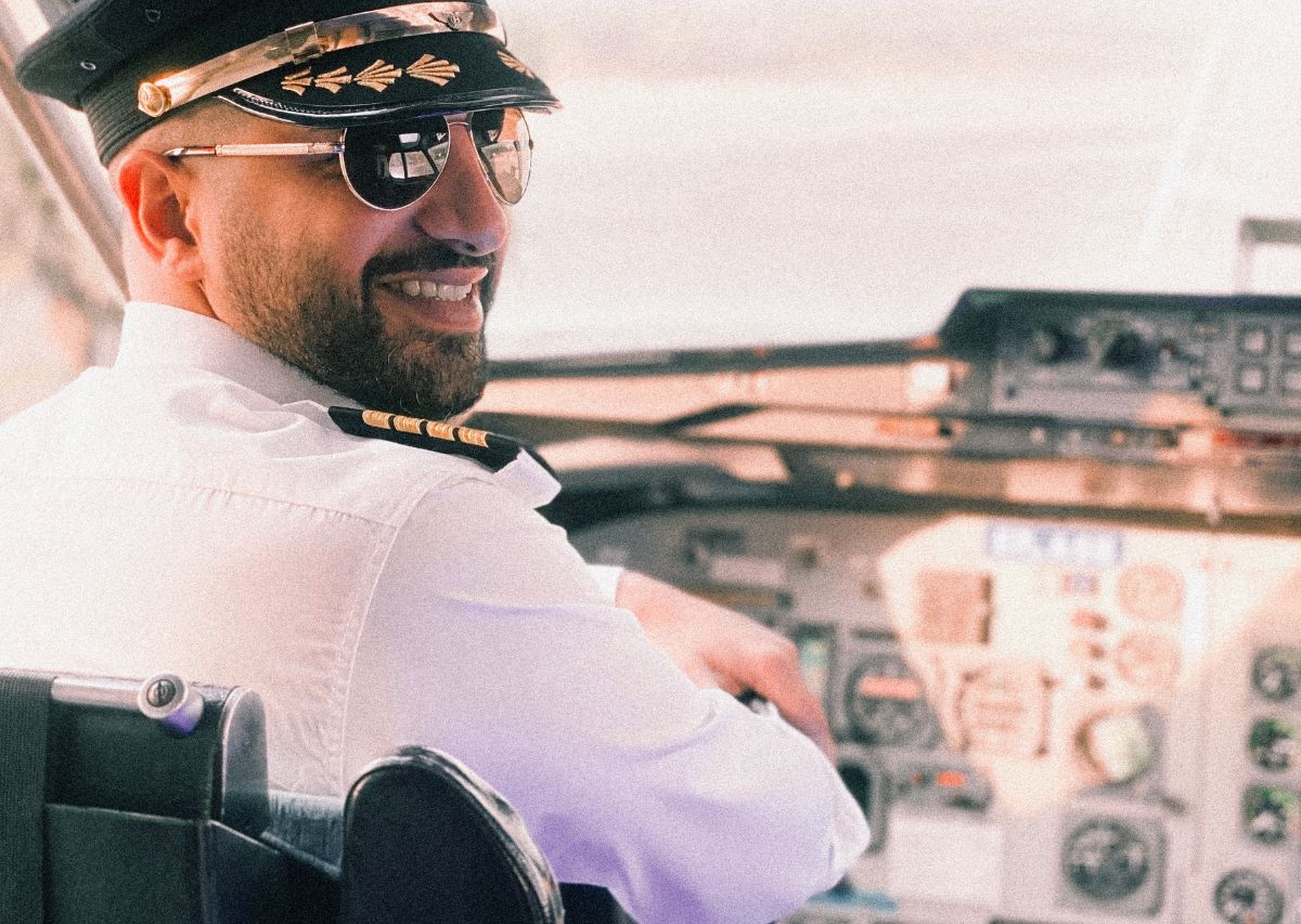 how much does a commercial pilot make