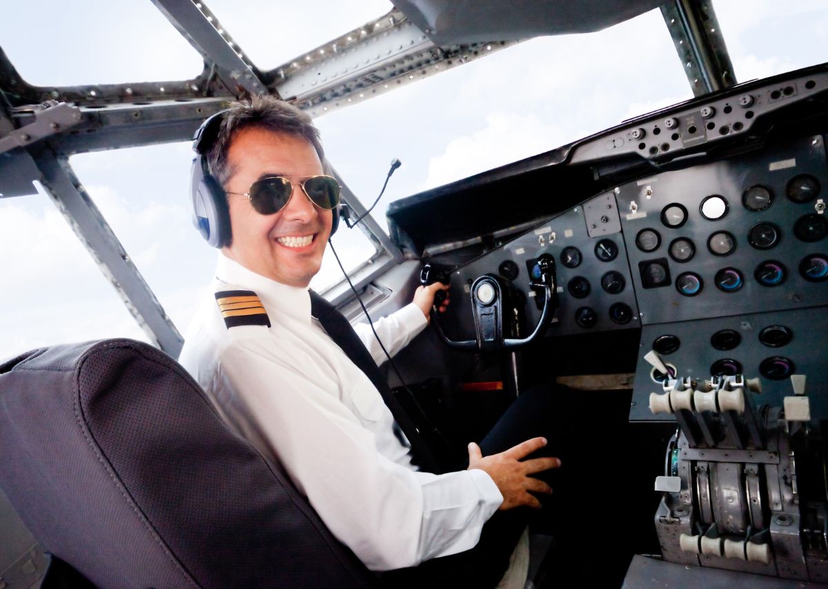 how much does a commercial pilot make